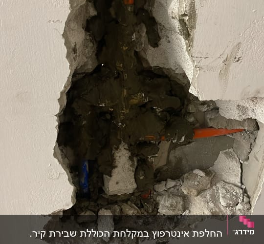 תיקון והחלפת צנרת מים בתוך חציבה בקיר פנימי